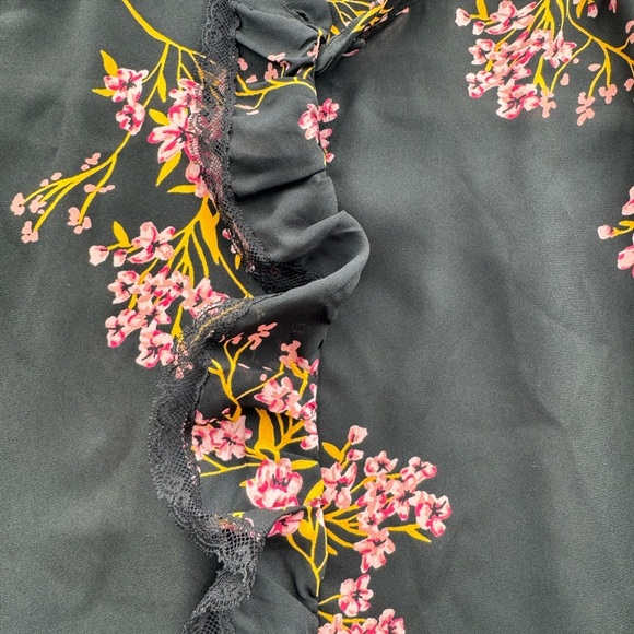 Who What Wear Black Floral Ruffle Long Sleeve Button Up Blouse Size Small - Picture 3 of 11
